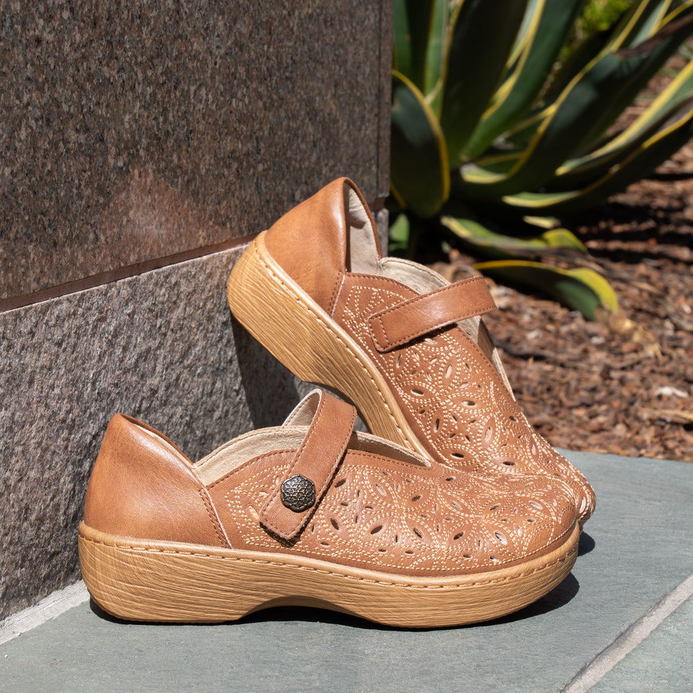 Opheliah Worn Cognac Breeze Shoe - Image 2